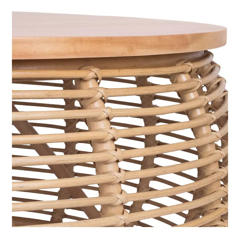 Runder Couchtisch aus Rattan mit natürlicher Honig-Optik im Küstenstil