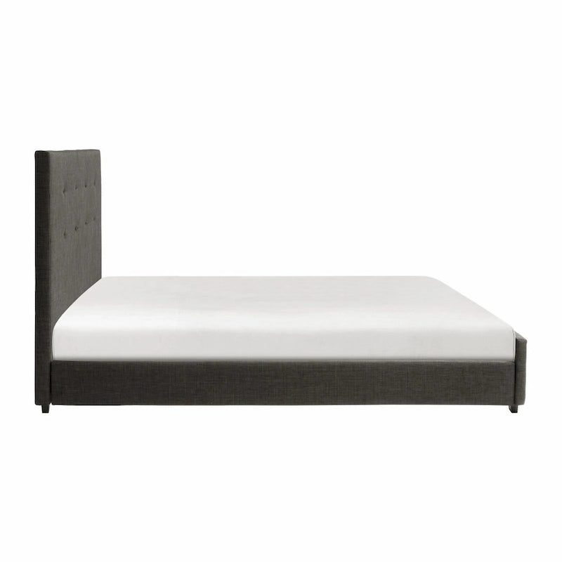 Letto king-size con base a piattaforma, testiera imbottita capitonné e struttura in legno massello grigio.
